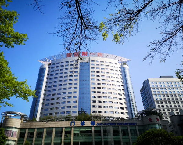58 lampes chirurgicales sans ombre équipées de caméras installées au premier hôpital affilié de l'université médicale de Chongqing !